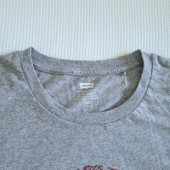 Levi's Heather Grey "Feeling Sensing Seeing" Graphic Tee👕 - NWT - Picture 4 of 13